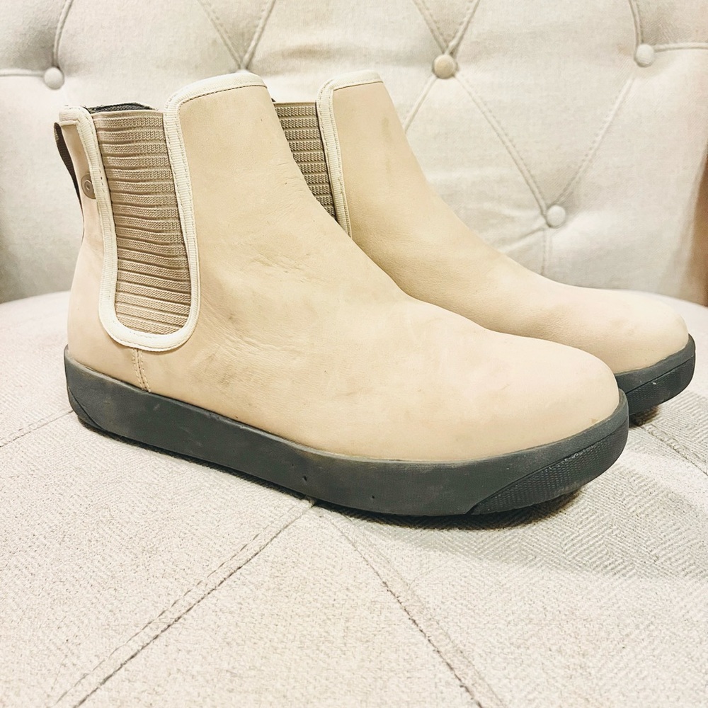 Bogs women’s kicker leather Chelsea Boot in oatmeal beige size 9.5